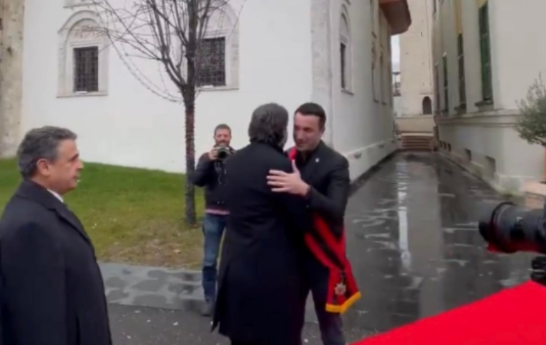 Erion Veliaj mirëpret Përparim Ramën me ceremoni zyrtare në Tiranë