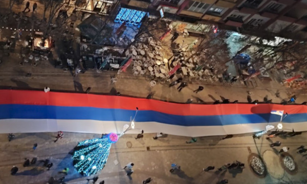 Çfarë po ndodh në Veri? Serbët shpalosin një flamur 250 metra të gjatë