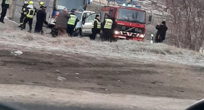 14 të lënduar si pasojë e aksidentit mes autobusit dhe një automjeti në Novobërdë