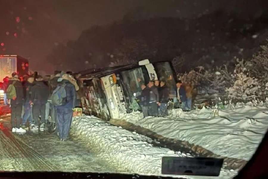 Një qytetar kërkon familjarin e tij që ishte në autobusin që u rrotullua dje në Serbi