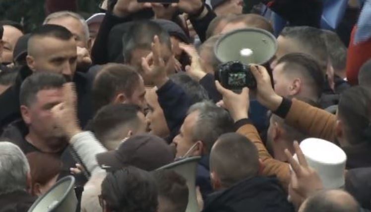 SHBA thirrje Berishës: Tërhiquni ose do të mbani përgjegjësi