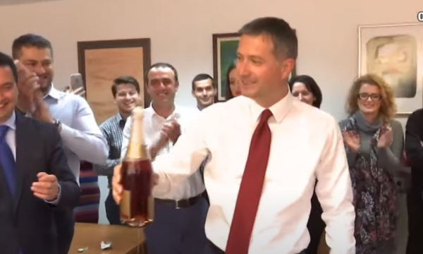 Festa me shampanjë për vizat, Çollaku: S’festuam para kohe, por s’besuam se BE do të na tradhtojë