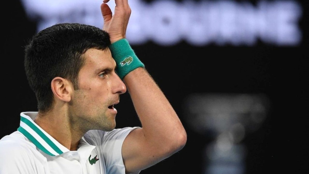 Djokovic ngec në aeroport, nuk i lejohet hyrja në Australi