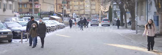 Kripa hidhet me lopata në rrugët e Mitrovicës