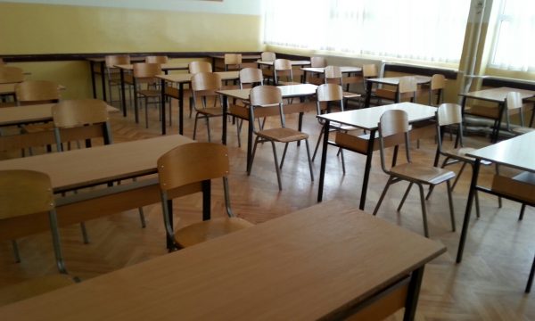 Shkollat në komunën e Skenderajt kalojnë në mësim online