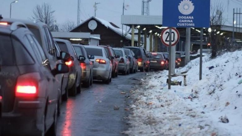 Pritje të gjata deri në tri orë në pikat kufitare