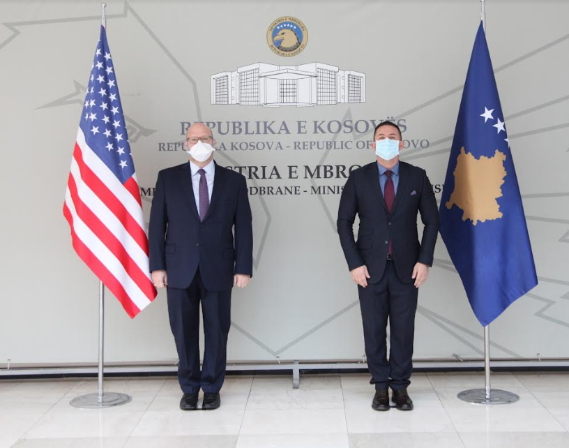Mehaj takohet me ambasadorin amerikan: FSK është forcë profesionale