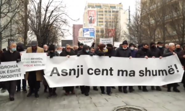 Qytetarët protestojnë kundër shtrenjtimit të rrymës