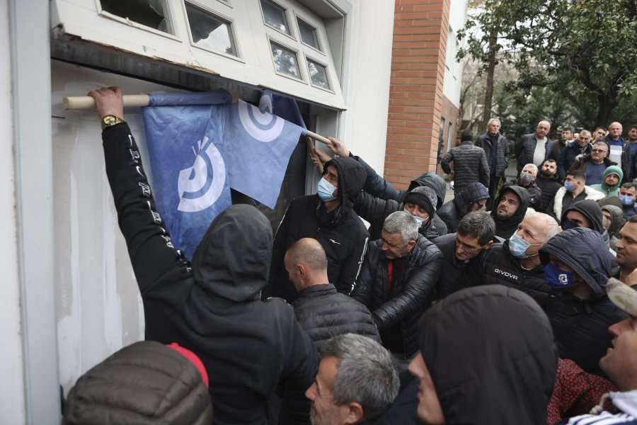 Sulmi në selinë e PD-së, shkon në 60 numri i të arrestuarve, ka edhe nga Kosova