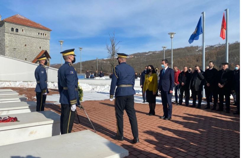 Krerët shtetëror bën homazhe edhe tek varri i heroit Zahir Pajaziti në Orllan