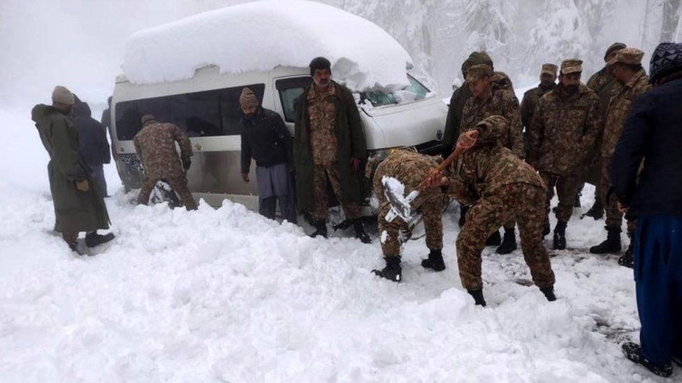 21 të vdekur në Pakistan, pasi bora e madhe bllokoi shoferët në automjetet e tyre