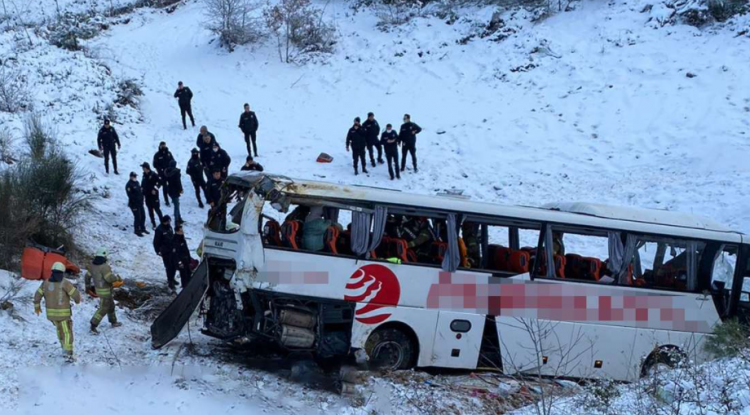 Tragjike/ Autobusi bie nga 30 m lartësi, 3 viktima dhe 18 të plagosur në Turqi