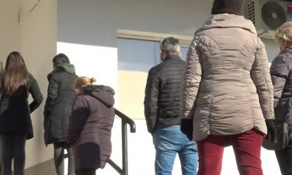 Në temperatura të ftohta, deri në 30 minuta pritje për testim për COVID në Prishtinë