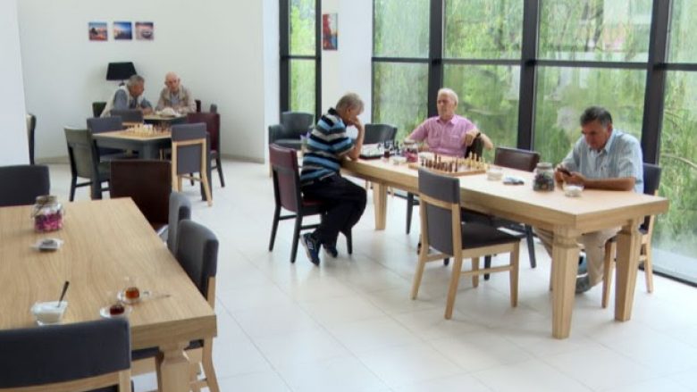 Rritja e rasteve me COVID-19, mbyllen qendrat për të moshuarit në Prishtinë