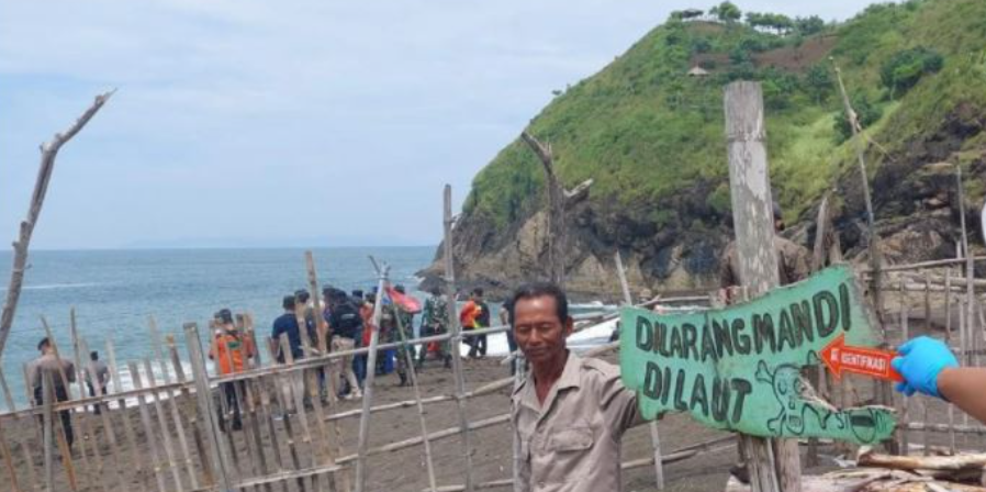 Po meditonin anës detit, i merr dallga humbin jetën 10 persona në Indonezi
