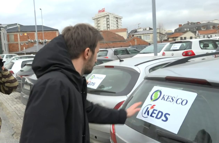 PSD-ja ngjit logo të KEDS-it në veturat te parkingu i qeverisë