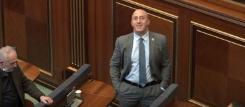 Haradinaj dëgjon muzikë patriotike në Kuvend