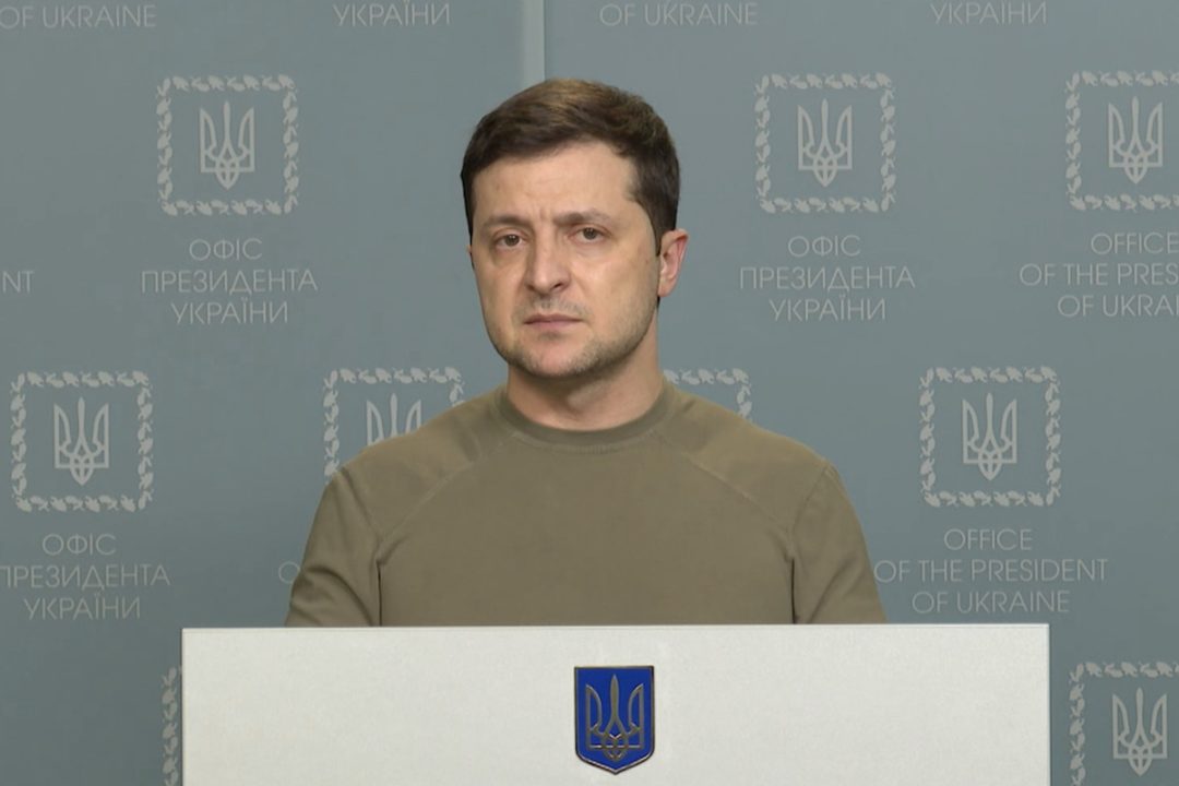 Kievi në shtetrrethim, Zelensky i lutet popullit: Kthehuni e mbroni Ukrainën, ne po fitojmë