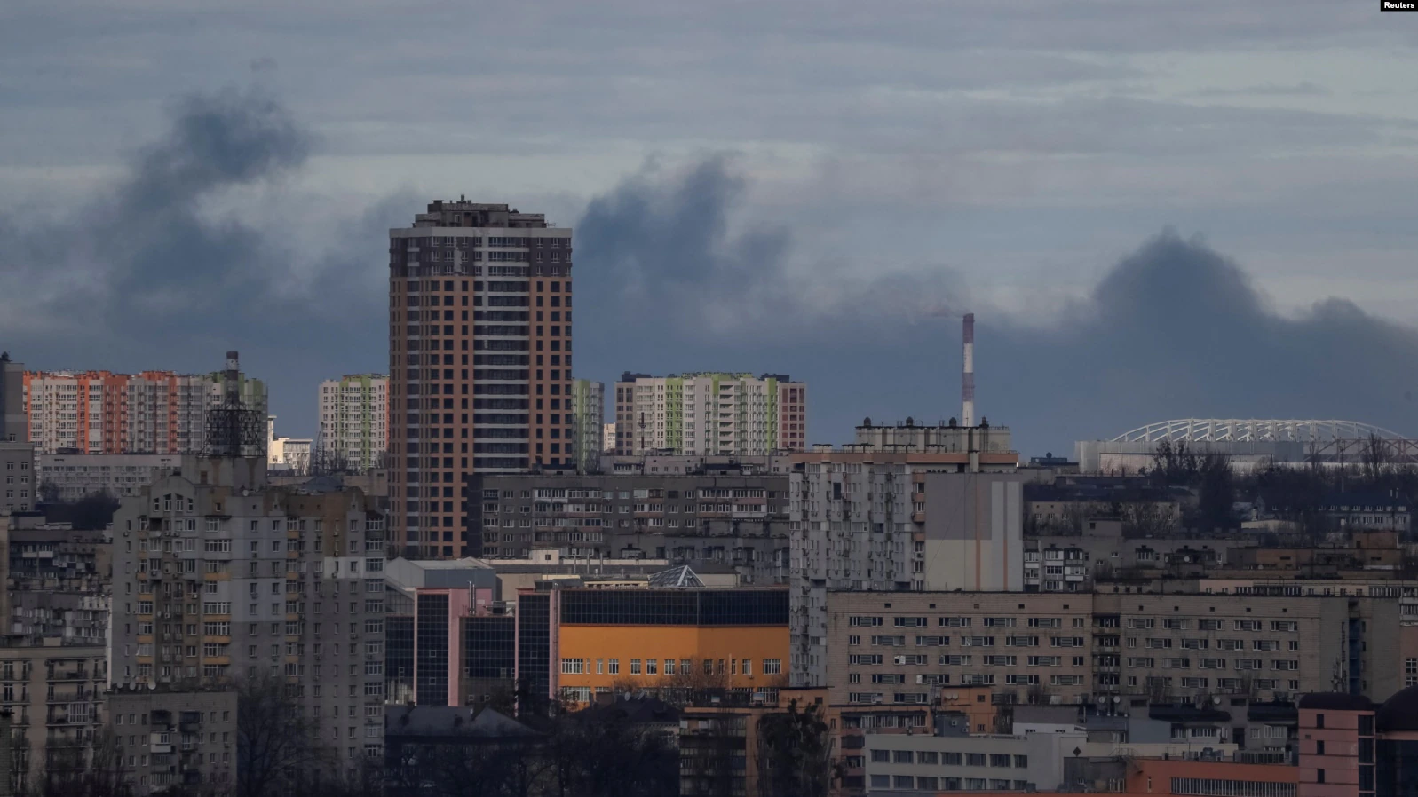 Ukraina në ditën e katërt të pushtimit rus/ Goditet depo e naftës, paralajmërime për tymra toksikë