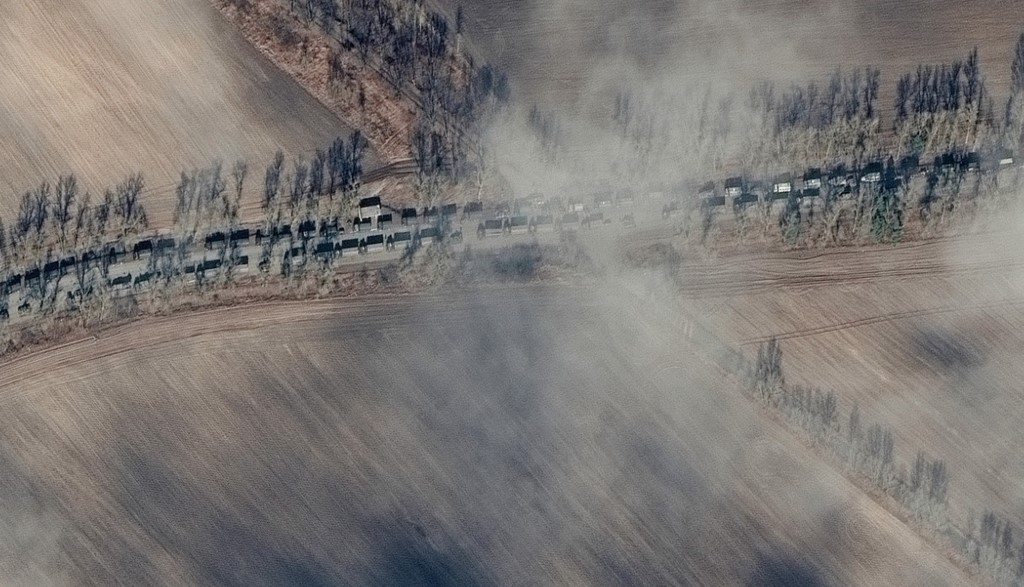 Satelitët fotografojnë një kolonë të gjatë të trupave ruse që po shkon drejt Kievit