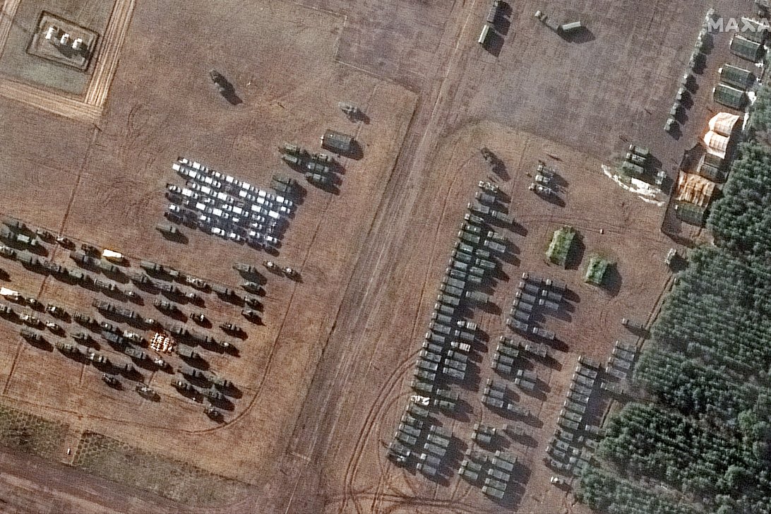 Imazhet satelitore tregojnë grumbullimin e ri të ushtrisë ruse përgjatë kufirit me Ukrainën