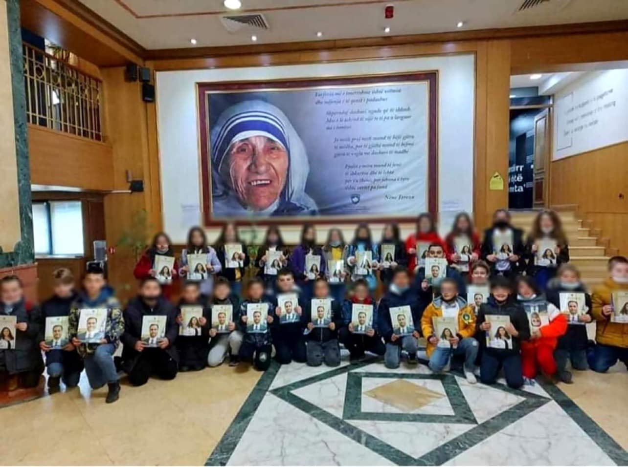 Gani Geci e quan fotografinë e fëmijëve ‘indoktrinim’ si imponimi për vendosjen e shamisë