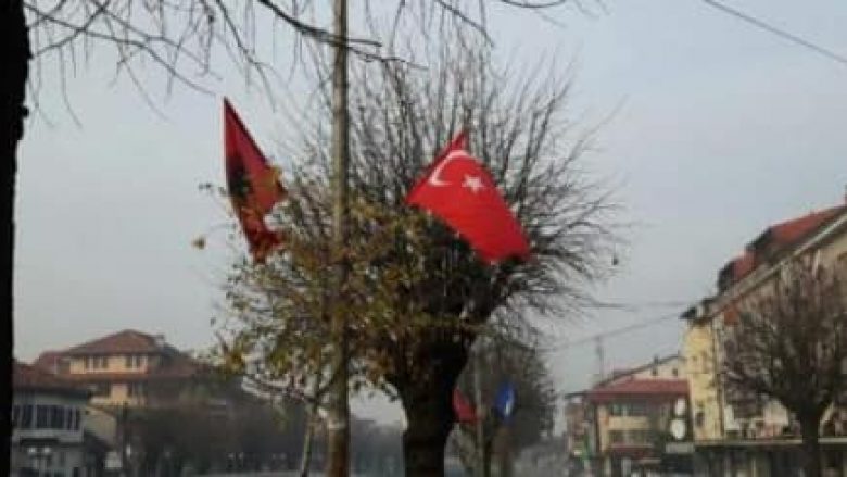 E hoqën flamurin turk në Prizren, gjykata merr vendim për 4 të miturit