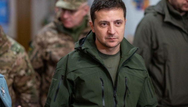 Zelensky ua rrit rrogën ushtarëve ukrainas në 3 mijë euro, paga e tij është 832 euro