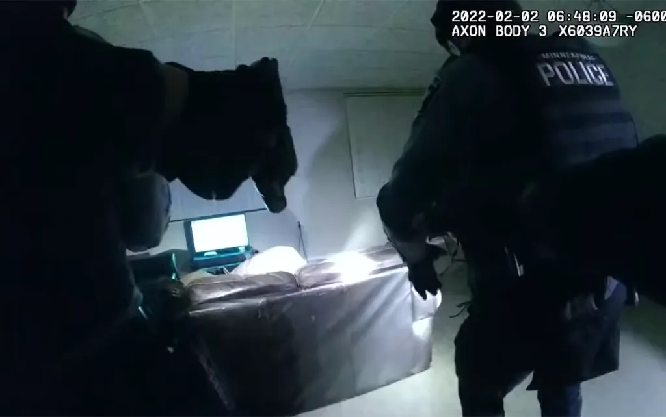 SHBA/ Policia publikon pamjet e vrasjes së të riut me ngjyrë gjatë bastisjes në shtëpi