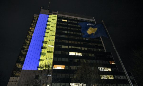 Objekti i Qeverisë ndriçohet me flamurin e Ukrainës në shenjë solidariteti