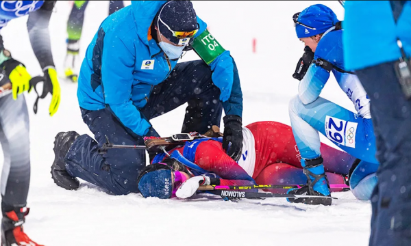 Incidenti i frikshëm në vijën e finishit që i tronditi Lojërat Olimpike Dimërore