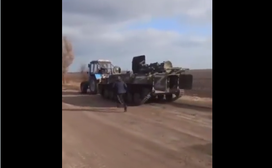 Momenti epik kur rusëve u rrëmbehet tanku me traktor