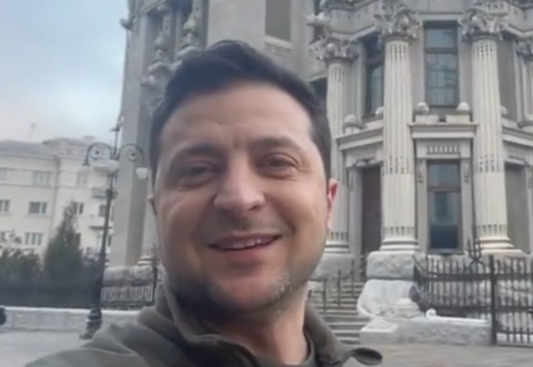 Përpiqet të buzëqeshë, Zelensky poston një video tjetër mëngjesin e sotëm, mohon se ka bërë thirrje për dorëzim: Do ta mbrojmë shtetin tonë