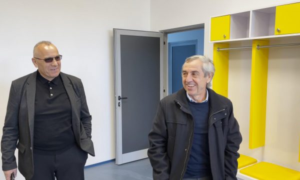 Alain Giresse viziton stadiumin “Fadil Vokrri”, reagon interesant kur e sheh Zhegrovën