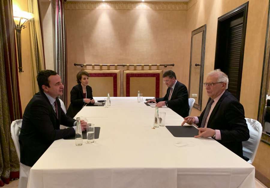 Borrell pas takimit me Kurtin: Presim të kemi përparim konkret në dialog