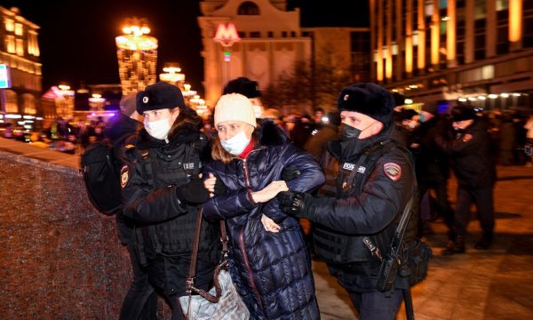 Policia ruse arreston qindra protestues që po kundërshtojnë luftën në Ukrainë