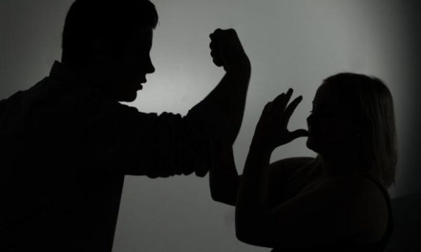 Katër raste të dhunës në familje – burri rrah gruan e vëllai vëllanë