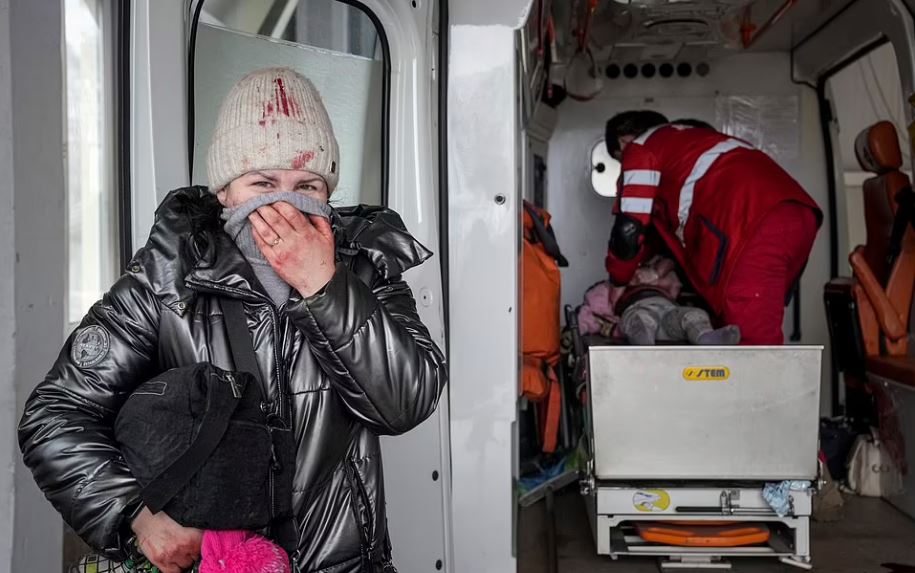 Nëna e gjakosur e qan me lot shallin rozë të 6-vjeçares e cila u mbyt nga bombardimet e ushtrisë ruse