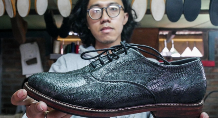 E rrallë/ Ndodh në Indonezi, përgatiten këpucë nga nga lëkura e këmbëve të pulës