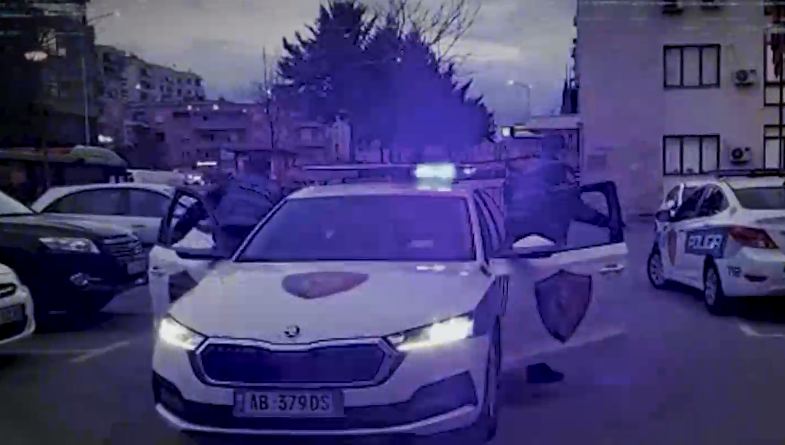 Vidhnin automjete në Kosovë dhe i trafikonin në Shqipëri/ Policia shkatërron grupin e “skifterëve”, mes tyre një oficere dhe dy policë