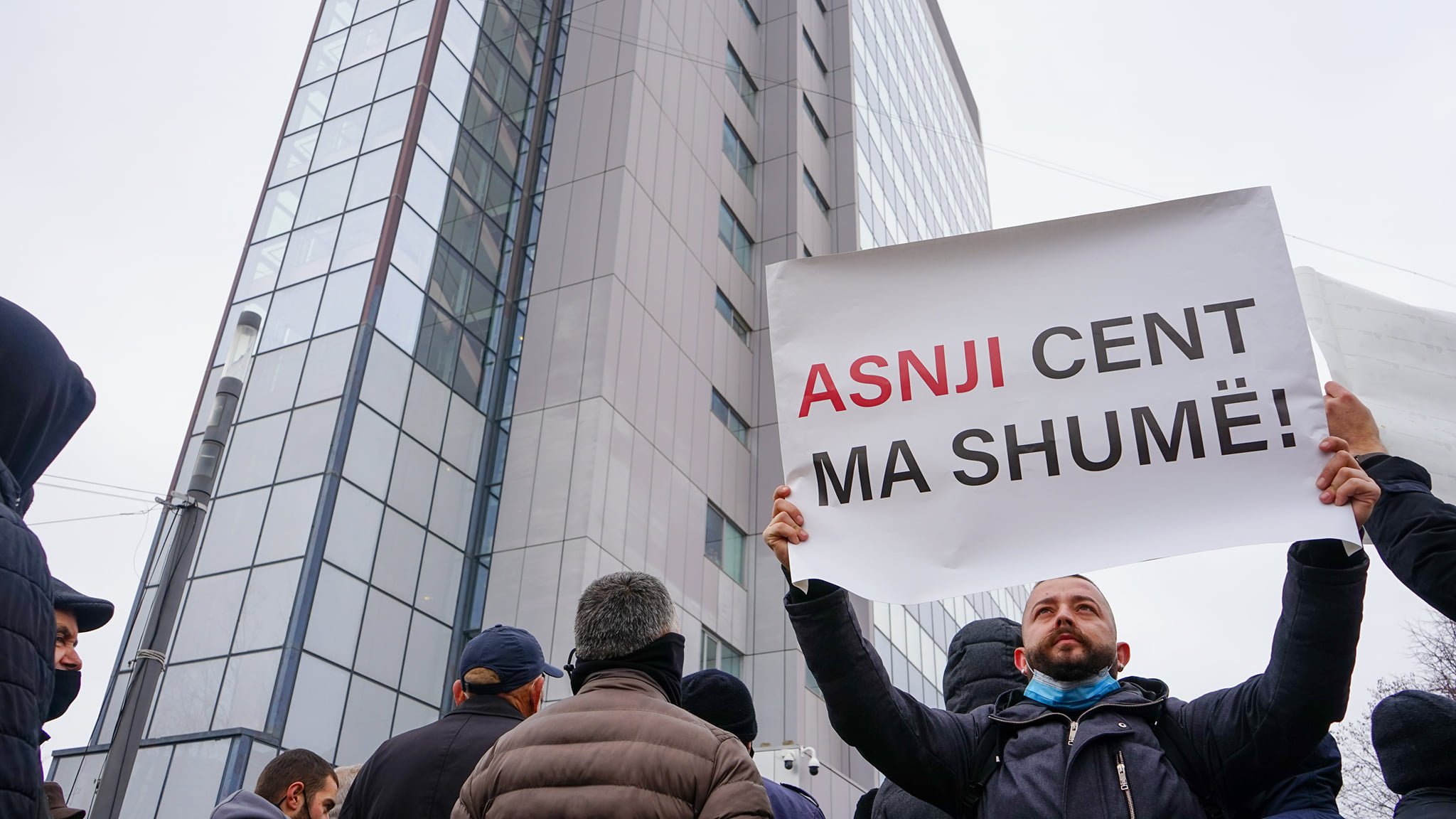 Grupi “Asnji cent më shumë” proteston sërish kundër shtrenjtimit të rrymës