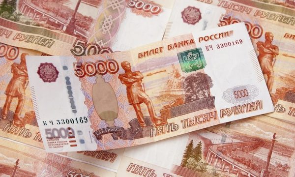 Rubla bie pasi sanksionet dërrmuese goditën Rusinë