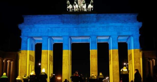 Parisi dhe Berlini vishen me ngjyrat e flamurit të Ukrainës