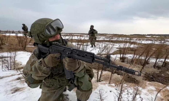 Ukraina u shpërndan 10 mijë armë automatike qytetarëve për t’u mbrojtur