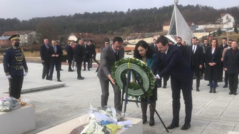 Osmani, Konjufca e Kurti bëjnë homazhe në Prekaz