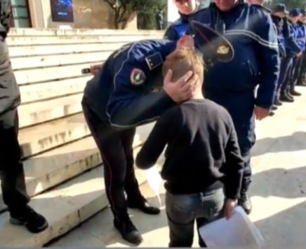 Emocionuese nga protesta në Shqipëri! Polici puth në faqe fëmijën që do t’i shembet shtëpia