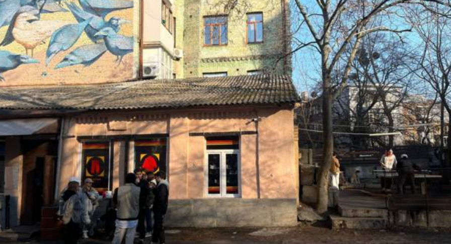 Rihapen kafenetë në Kiev për t’u kthyer njerëzve buzëqeshjen në kohë lufte