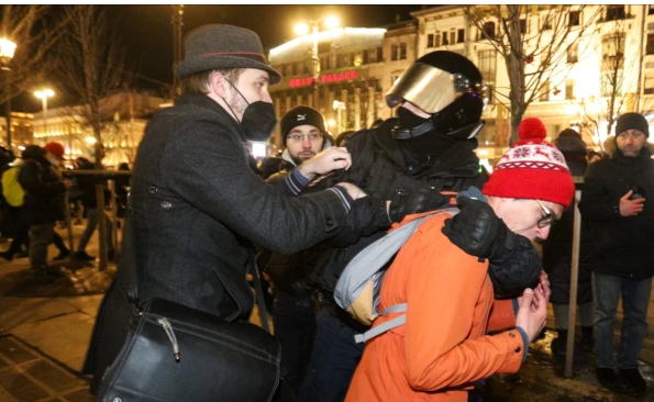Mbi 90 protestues të arrestuar në Shën Petersburg