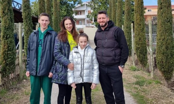 U larguan nga lufta! Mbërrin në Shqipëri familja e parë ukrainase