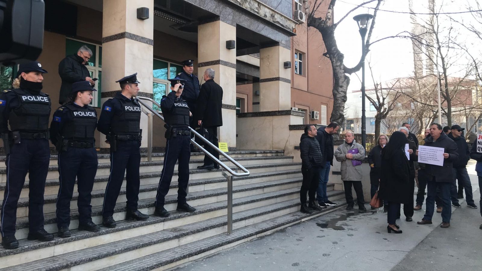 Banorët e disa lagjeve në Prishtinë protestojnë kundër “Prishtina Parking”: Parkingu është i banorëve jo i pazarit